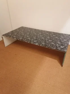 Prezzi ribassati per il tavolino design Bridge di Glas italia