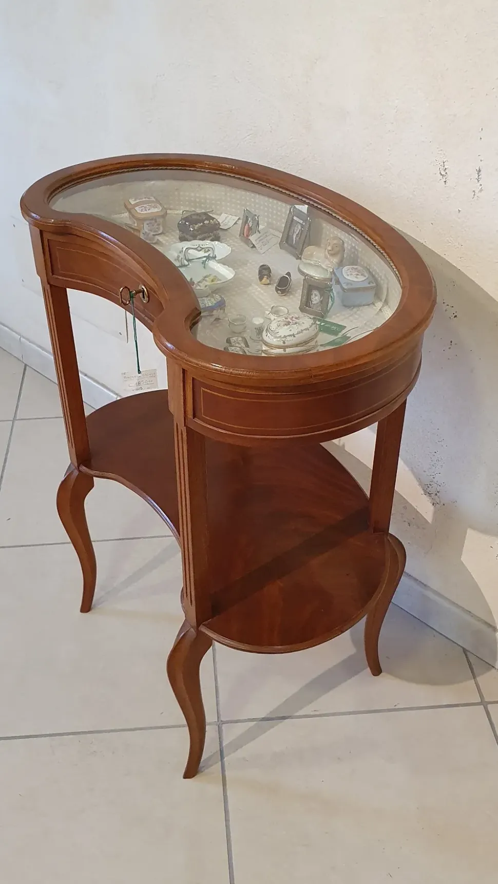 Prezzi ribassati per il tavolino classico Bacheca in mogano di Artigianale