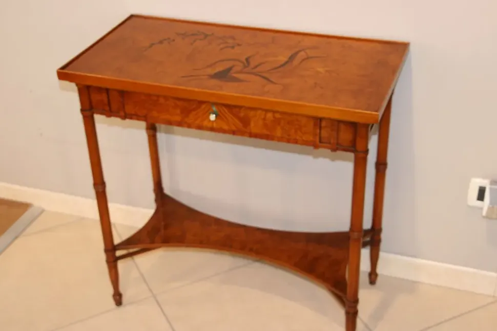 Prezzi ribassati per il tavolino classico Tavolino rettangolare radica con intarsio floreale di Collezione esclusiva