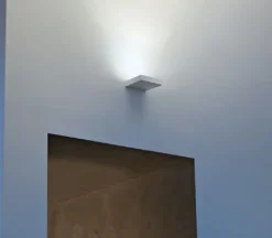 Progetta l'interno con la lampada da parete Fort Knox Flos, sconto esclusivo!