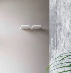 Progetta l'interno con la lampada da parete Fort Knox Flos, sconto esclusivo!