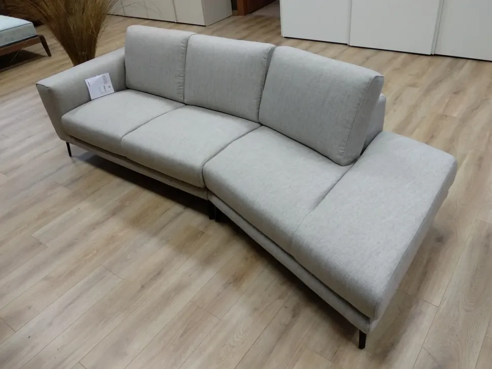 Progettista interni: Divano Bora di Nicoline con penisola a prezzo scontato.