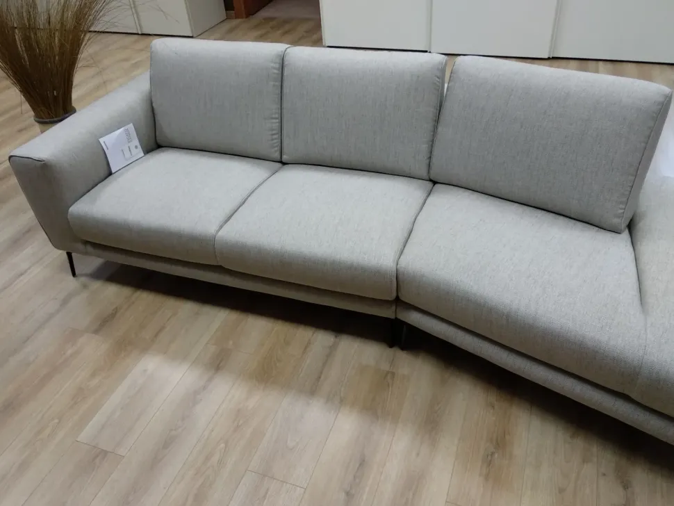 Progettista interni: Divano Bora di Nicoline con penisola a prezzo scontato.