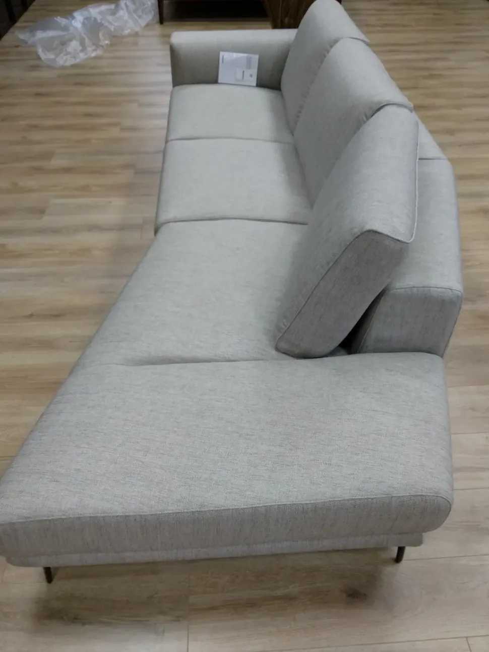 Progettista interni: Divano Bora di Nicoline con penisola a prezzo scontato.