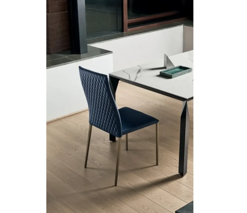 Progettista interni: Sedia Tai Bontempi, schienale alto, trapuntata, prezzo ribassato.