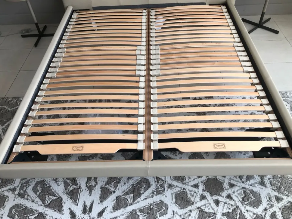 Rete letto a prezzi convenienti modello Vespero di Poltrona frau