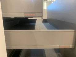 Richiedi il prezzo: cucina altri colori moderna Like j di Veneta cucine scontata