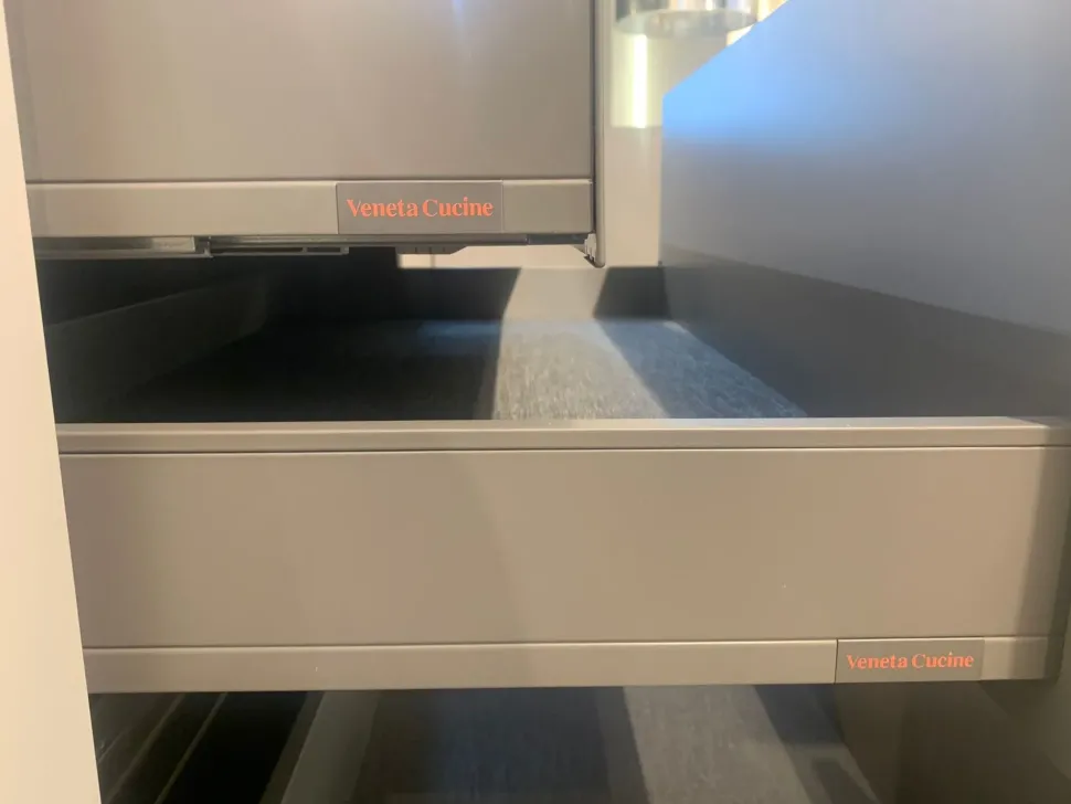 Richiedi il prezzo: cucina altri colori moderna Like j di Veneta cucine scontata