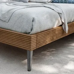 Richiedi ora il prezzo di questo letto Wooden bed di Devina nais