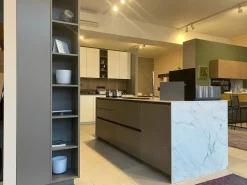 Scontata del 60%! Cucina ad isola in laccato opaco. Affrettati!