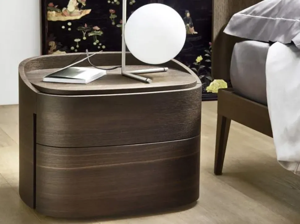 Scopri il comodino Babila curvo di Sangiacomo a prezzi outlet! Un design unico per una camera da letto moderna.