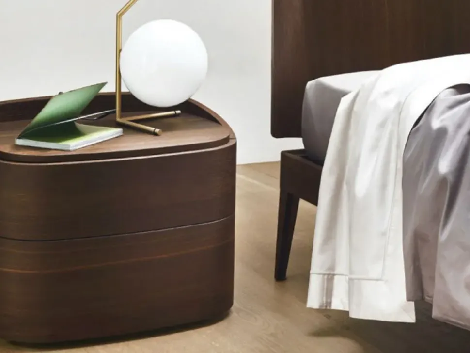 Scopri il comodino Babila curvo di Sangiacomo a prezzi outlet! Un design unico per una camera da letto moderna.