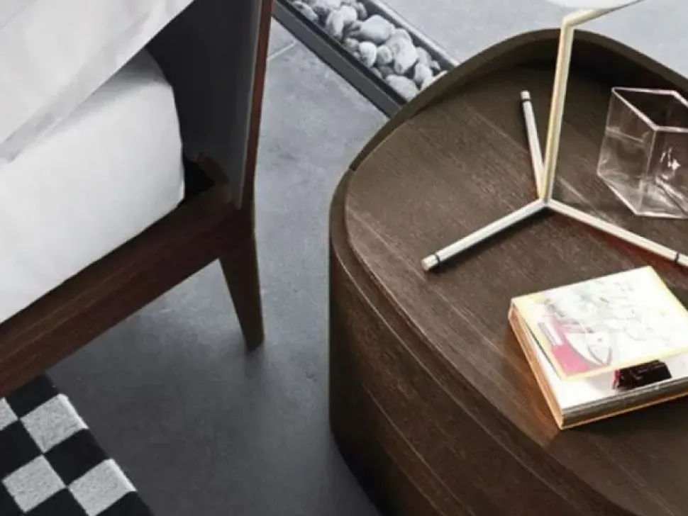 Scopri il comodino Babila curvo di Sangiacomo a prezzi outlet! Un design unico per una camera da letto moderna.