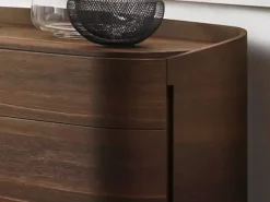 Scopri il comodino Babila curvo di Sangiacomo a prezzi outlet! Un design unico per una camera da letto moderna.