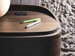 Scopri il comodino Babila curvo di Sangiacomo a prezzi outlet! Un design unico per una camera da letto moderna.