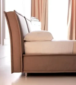 Scopri il Letto Bordò di Mottes selection, scontato del 40%! Un arredamento di lusso.