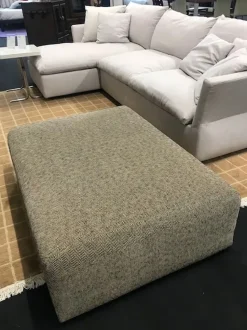 Scopri il Pouf Ambrogio Halifax: moderno e in Offerta Outlet! Una soluzione pratica ed elegante per arredare con stile.