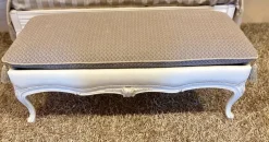 Scopri il pouf Savio Firmino, un classico modello artigianale di panchetta in offerta outlet!