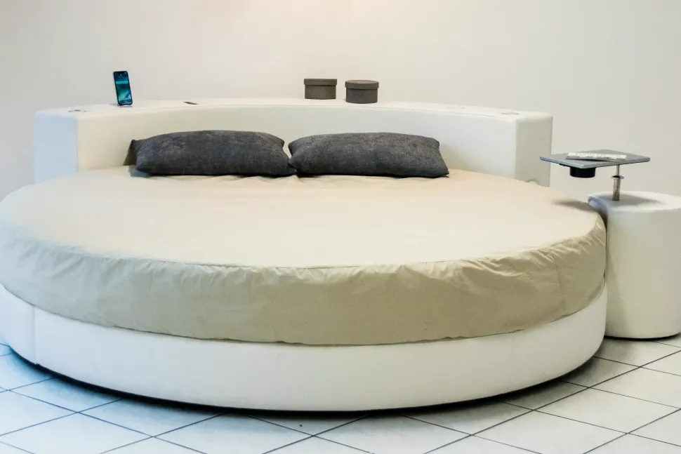 Scopri il prezzo del letto Letto rotondo cristal nella fotografia