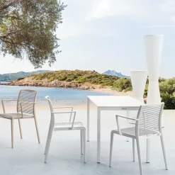 Scopri il prezzo riservato del Tavolo Claro di Gaber, un'opera d'arte architettonica.