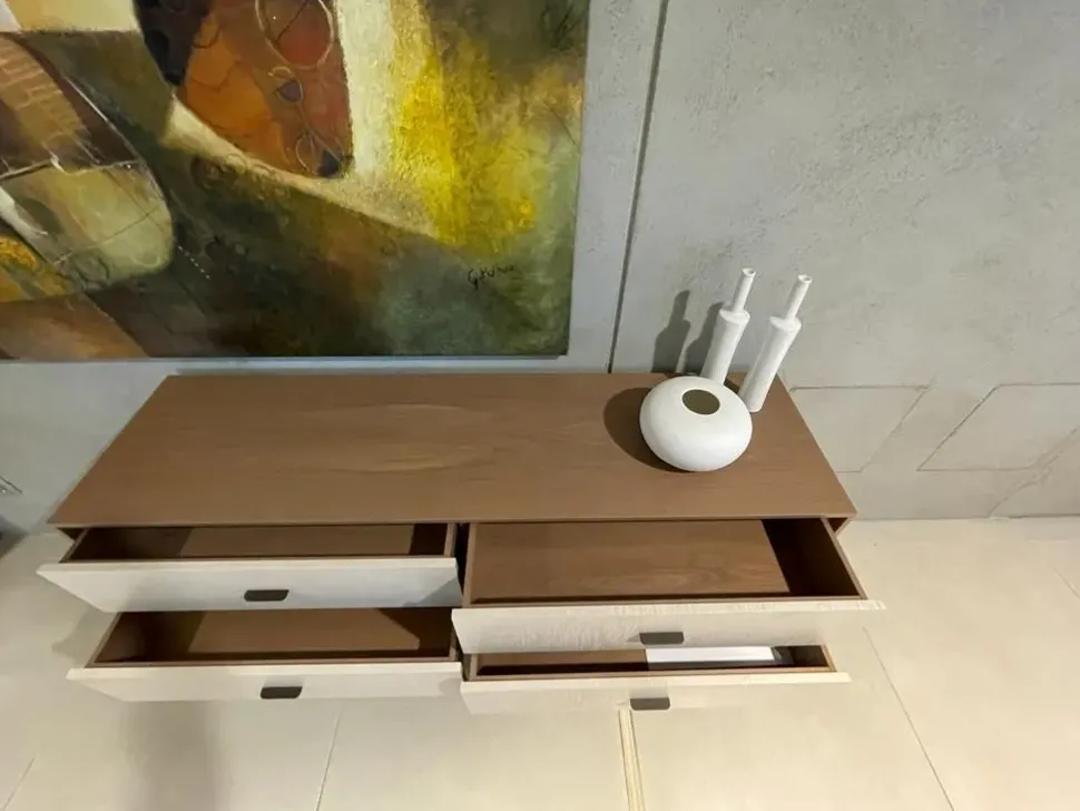 Scopri la cassetiera Giorgetti modello Aei in legno scontata! Acquistala subito!