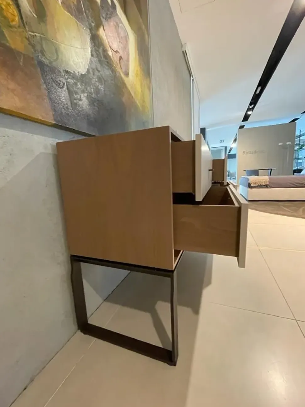 Scopri la cassetiera Giorgetti modello Aei in legno scontata! Acquistala subito!