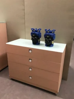 Scopri la cassettiera in legno Tesera, con distribuzione di grandi marchi a prezzo scontato.