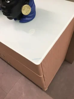 Scopri la cassettiera in legno Tesera, con distribuzione di grandi marchi a prezzo scontato.