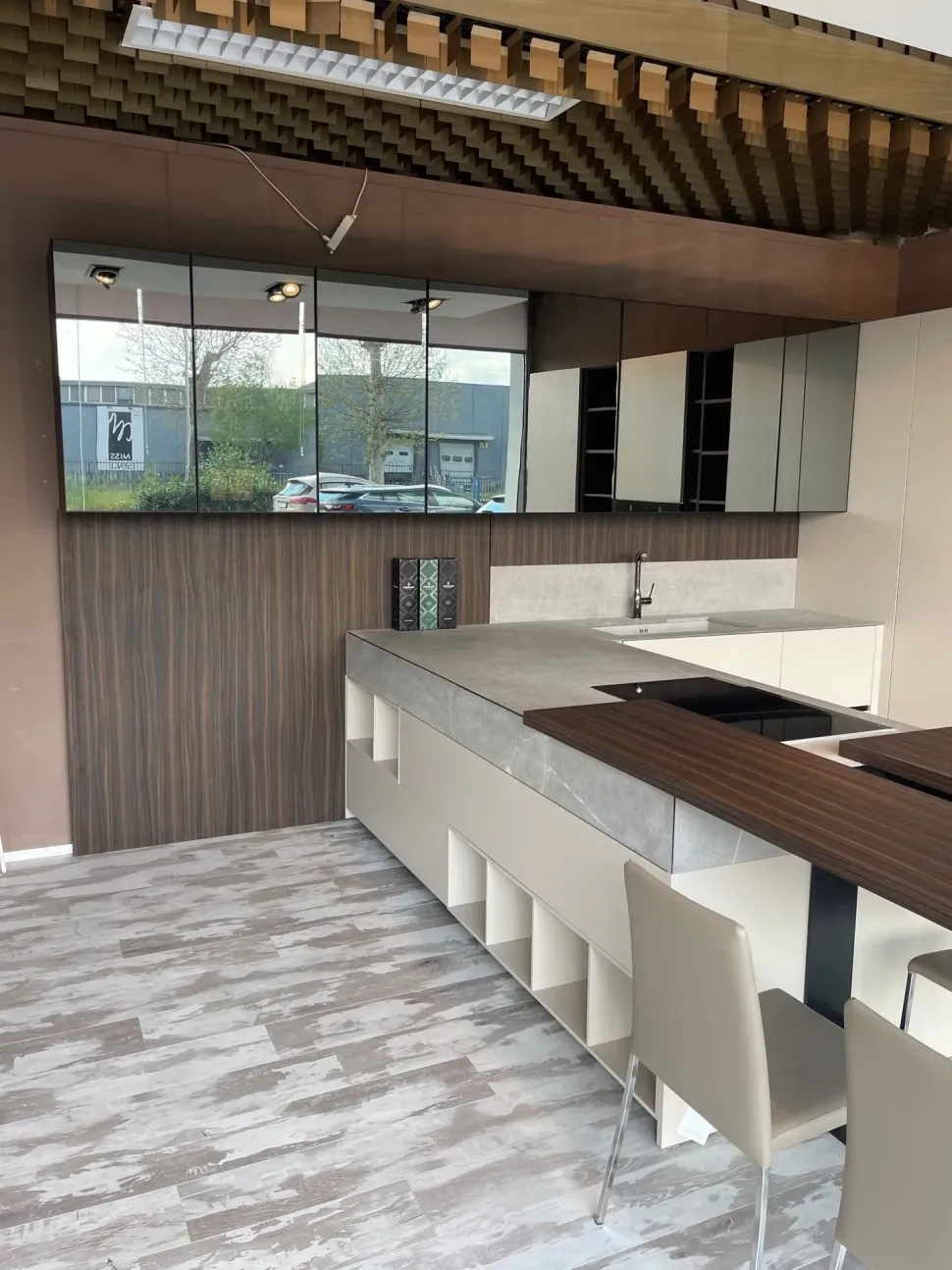 Scopri la cucina Atelier moderna in altri colori con penisola Aster scontata del 60%!