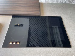 Scopri la cucina Atelier moderna in altri colori con penisola Aster scontata del 60%!