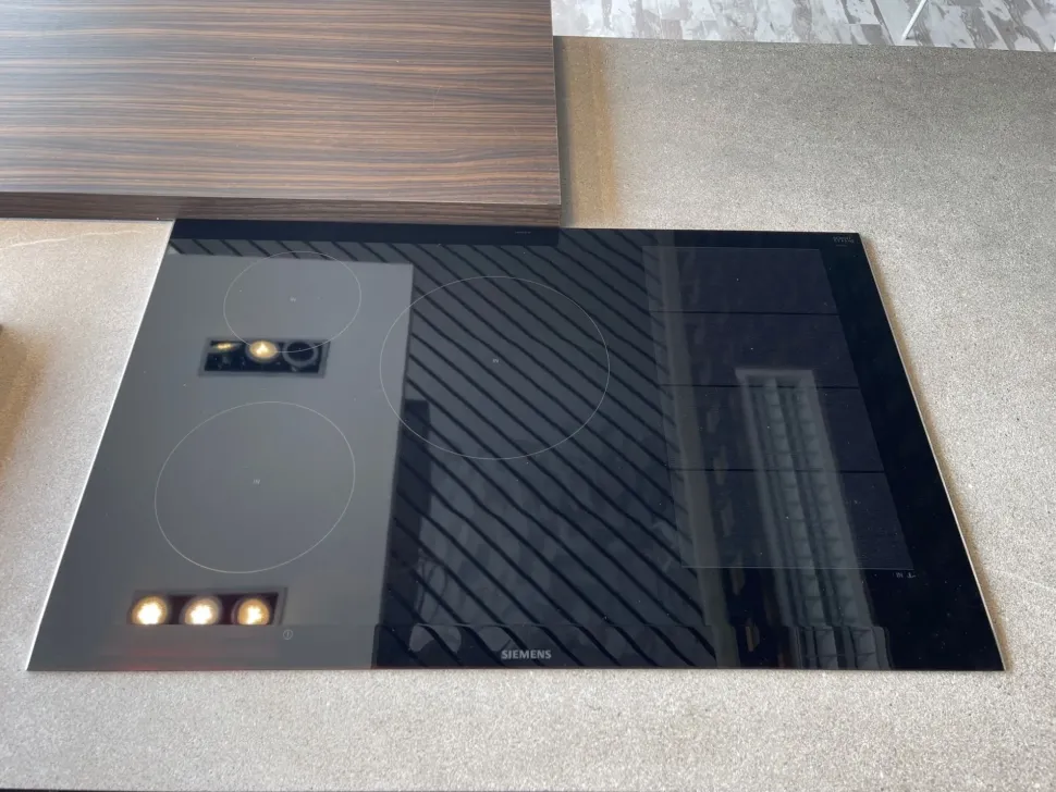 Scopri la cucina Atelier moderna in altri colori con penisola Aster scontata del 60%!