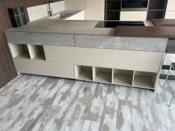 Scopri la cucina Atelier moderna in altri colori con penisola Aster scontata del 60%!