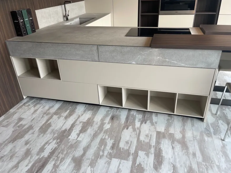 Scopri la cucina Atelier moderna in altri colori con penisola Aster scontata del 60%!