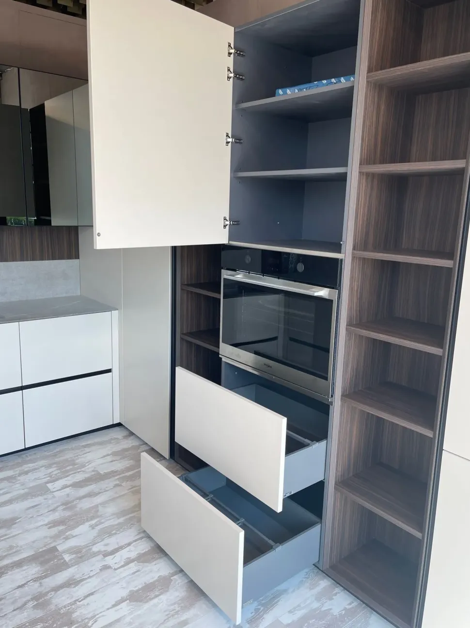 Scopri la cucina Atelier moderna in altri colori con penisola Aster scontata del 60%!