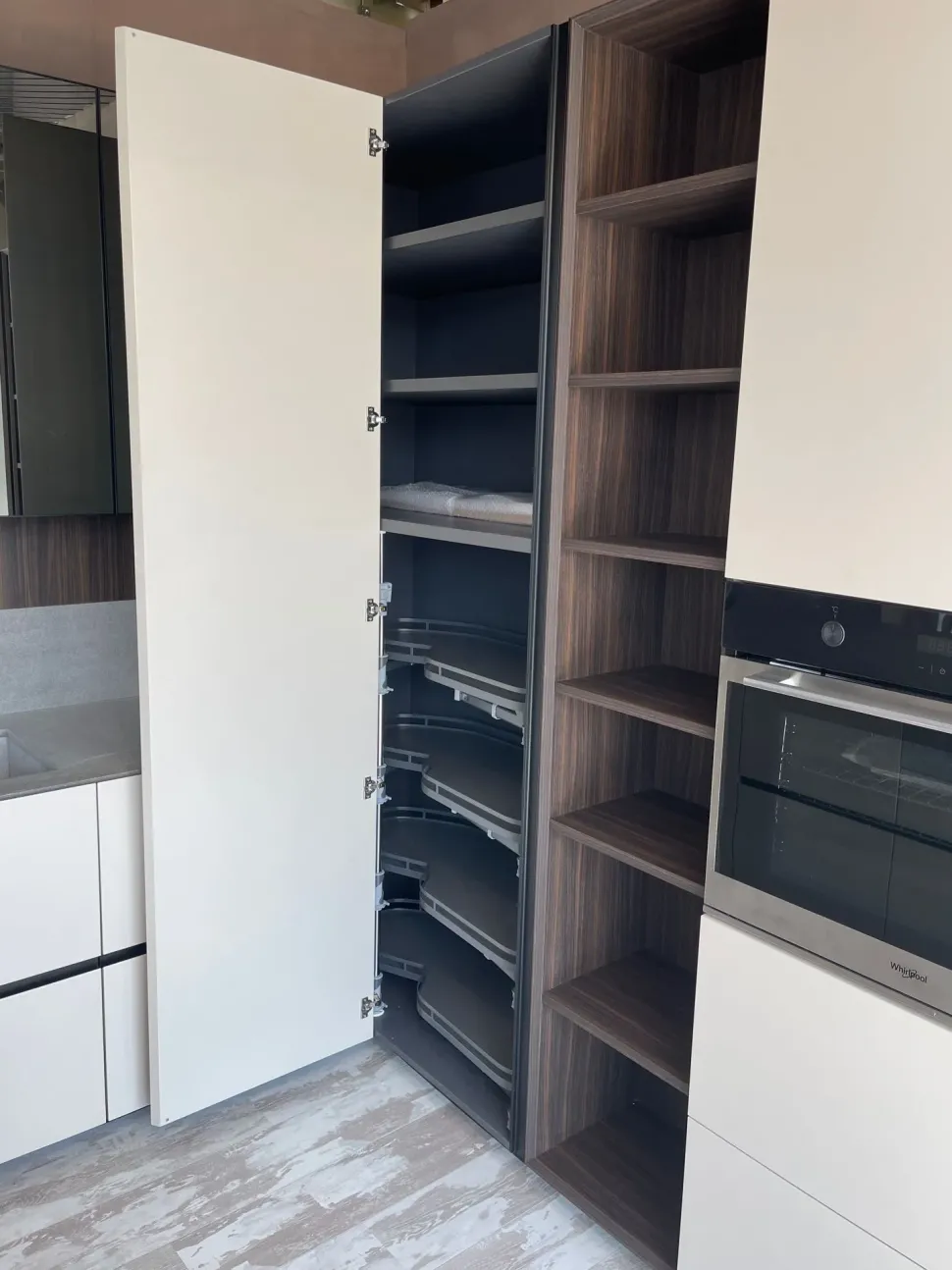 Scopri la cucina Atelier moderna in altri colori con penisola Aster scontata del 60%!