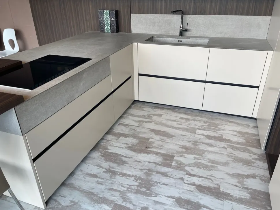 Scopri la cucina Atelier moderna in altri colori con penisola Aster scontata del 60%!