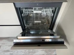 Scopri la cucina Atelier moderna in altri colori con penisola Aster scontata del 60%!