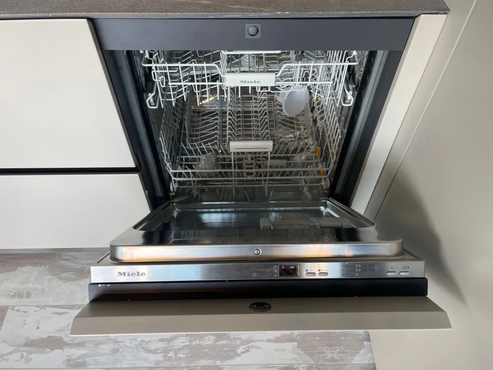 Scopri la cucina Atelier moderna in altri colori con penisola Aster scontata del 60%!