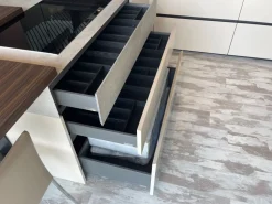 Scopri la cucina Atelier moderna in altri colori con penisola Aster scontata del 60%!