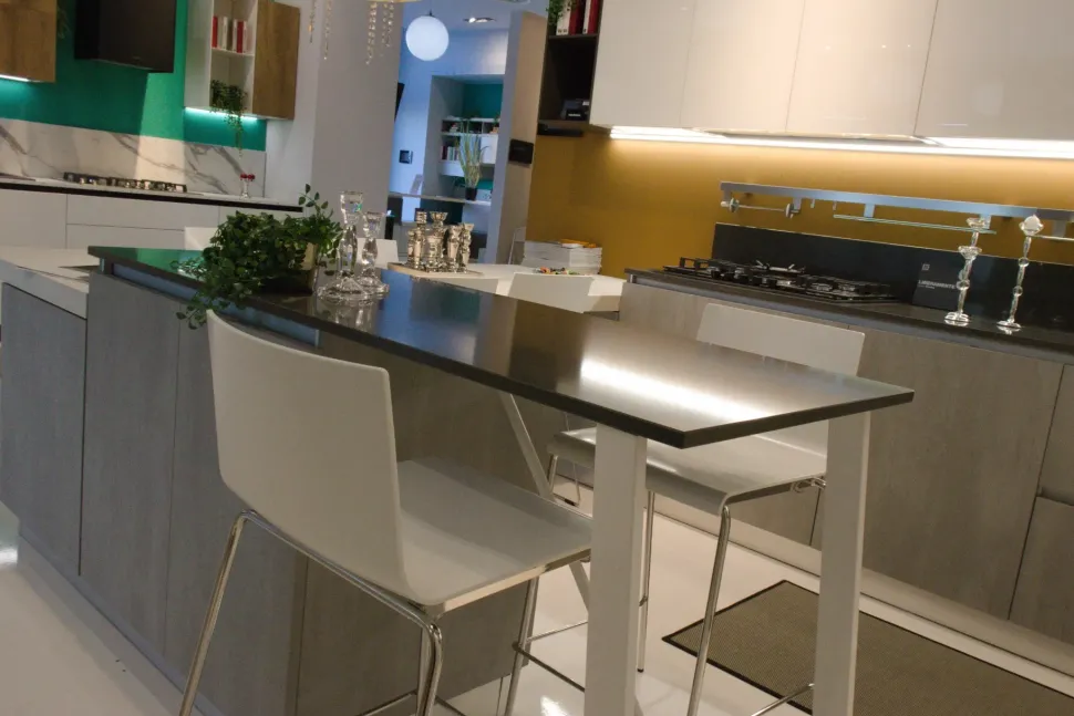 Scopri la cucina moderna Scavolini Liberamente con penisola a prezzo scontato!