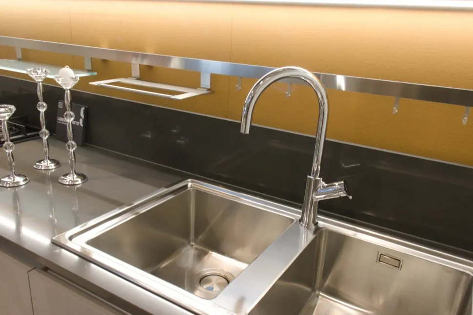 Scopri la cucina moderna Scavolini Liberamente con penisola a prezzo scontato!