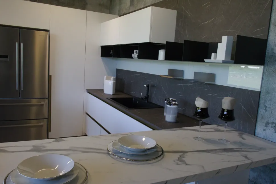 Scopri la cucina moderna ad isola Delinea di Scavolini a prezzo scontato!