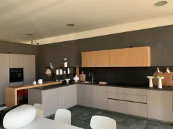 Scopri la cucina moderna ad angolo Linea Composit! Stile e praticità per la tua casa.