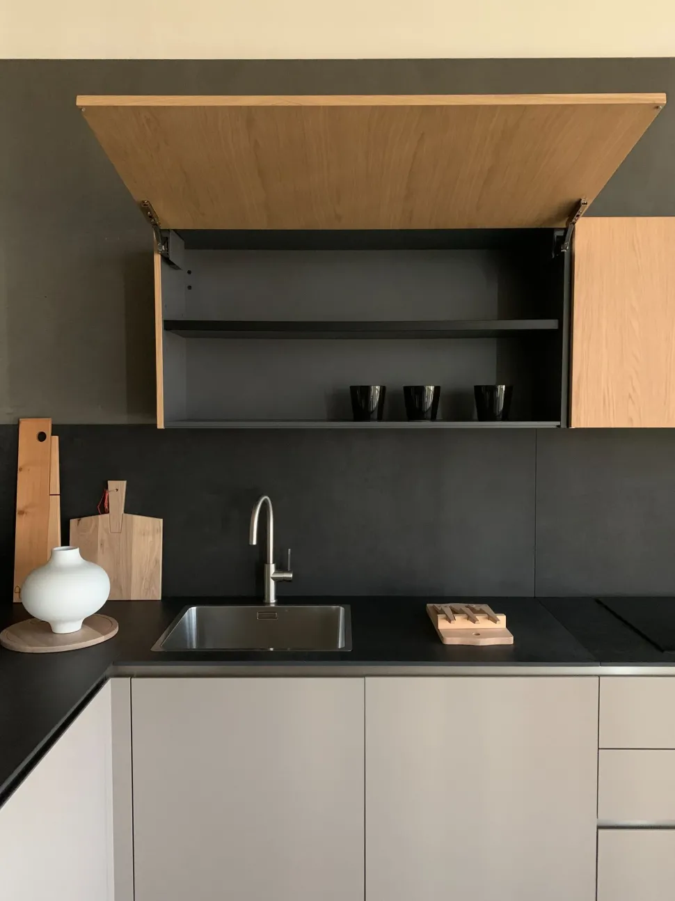 Scopri la cucina moderna ad angolo Linea Composit! Stile e praticità per la tua casa.
