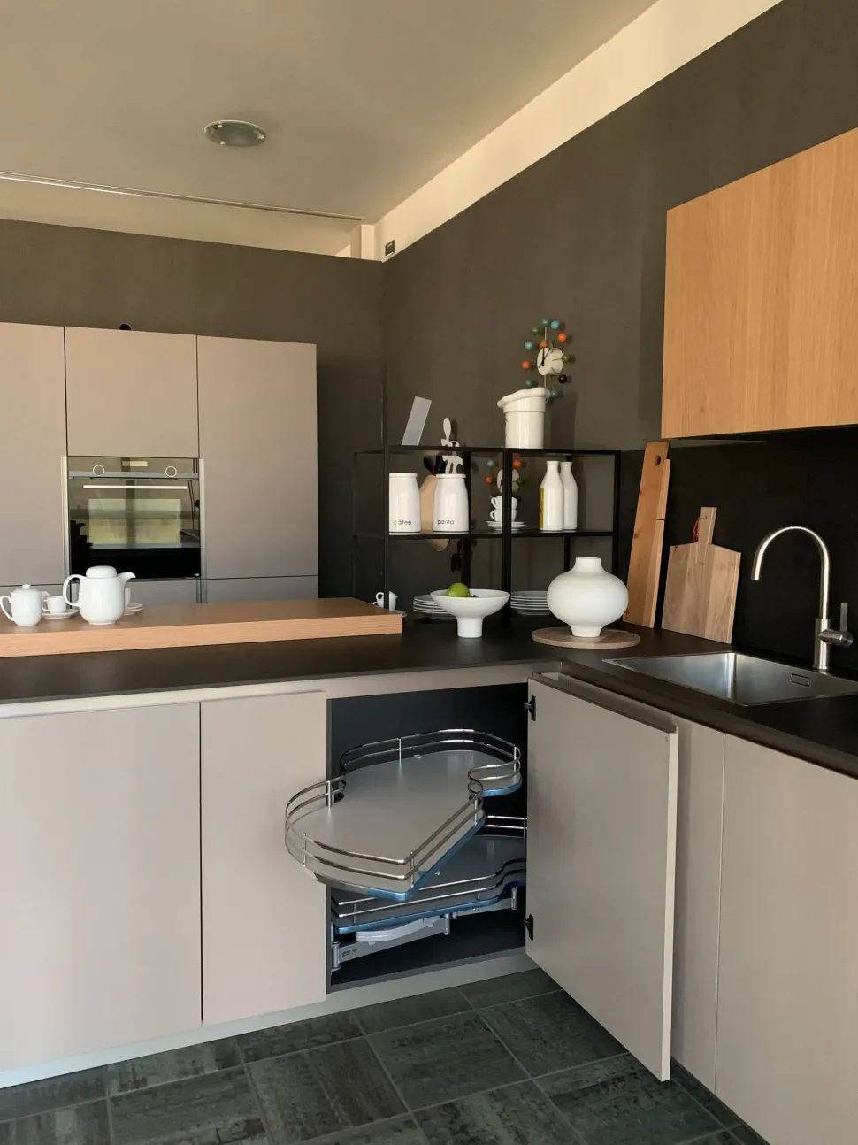 Scopri la cucina moderna ad angolo Linea Composit! Stile e praticità per la tua casa.