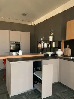 Scopri la cucina moderna ad angolo Linea Composit! Stile e praticità per la tua casa.