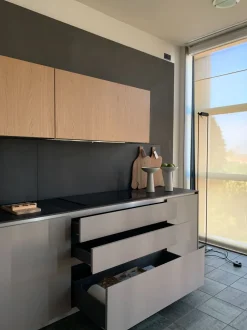 Scopri la cucina moderna ad angolo Linea Composit! Stile e praticità per la tua casa.