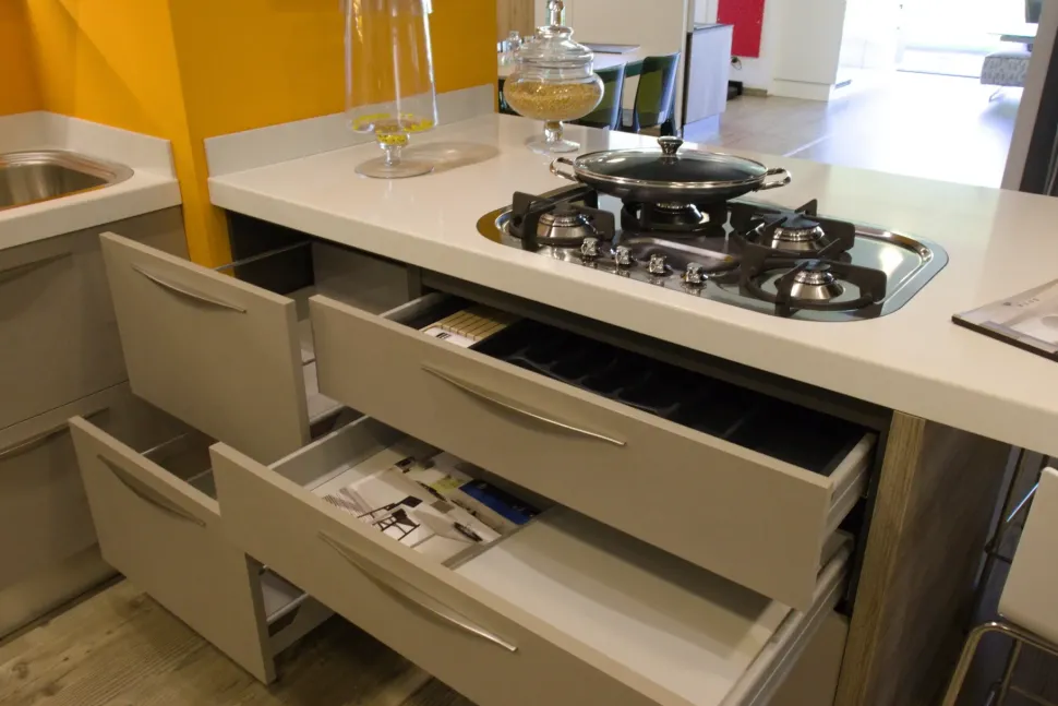 Scopri la cucina Mood Scavolini con sconto del 54%! Un'ottima scelta per l'architetto.