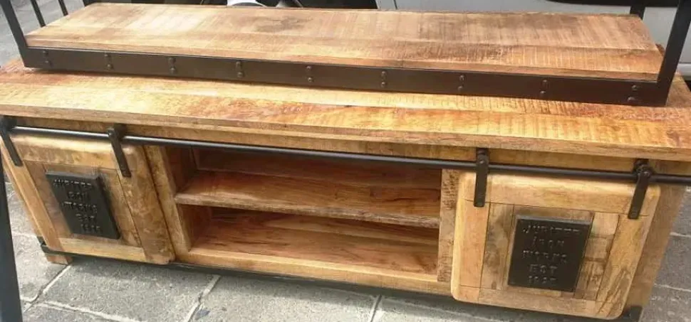 Scopri la Libreria industrial newport con scala etnica a prezzo scontato. Outlet arredamento!