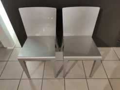 Scopri la sedia Alfa Molteni & C con prezzo scontato: senza braccioli, comoda e di stile!